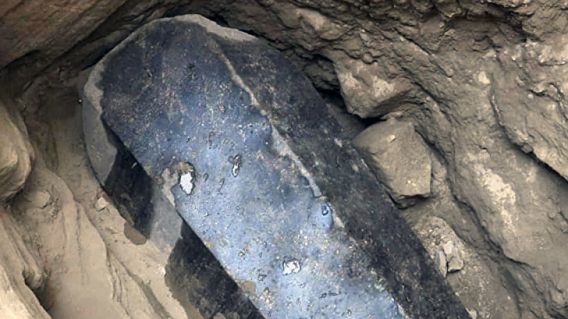 Шок и евакуация в гробницата: Смъртта изскочи от тайнствения черен саркофаг в Египет, спряна е операцията по отварянето му (СНИМКИ/ВИДЕО)