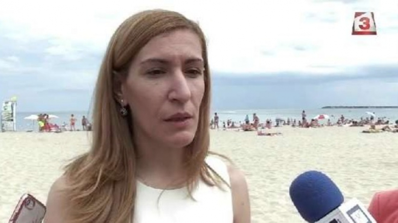 Министър Ангелкова отиде на плажа в Слънчев бряг и обяви мръсна ли е водата по българското Черноморие (ВИДЕО)