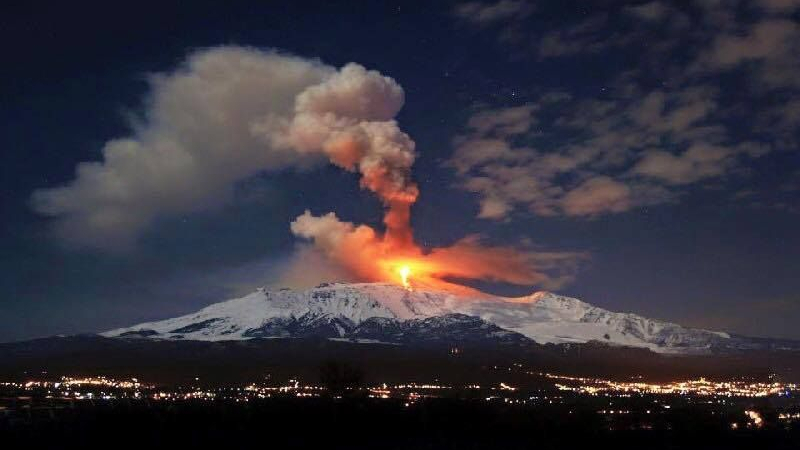 Вулканът Етна се пробуди с мощно изригване