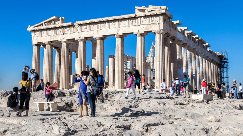Гърция се пука от туристи – пускат извънредни фериботи, цените на бензина скочиха
