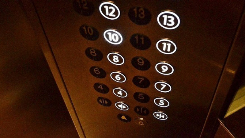  Мистична невидима сила подхвърли момиче в асансьор (ВИДЕО)