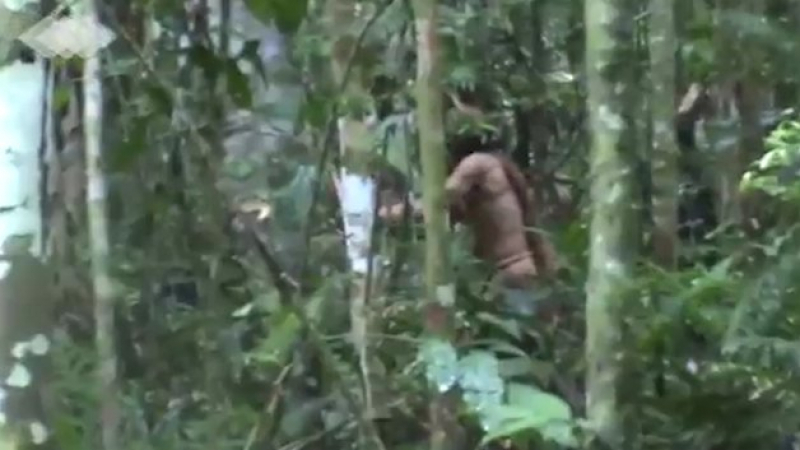 Уникално ВИДЕО! Този гол мъж е последният оцелял от избито до крак племе, лута се в джунглата от десетилетия 