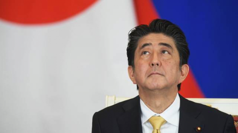 Шиндзо Абе се извини пред японците за гафове на правителството му