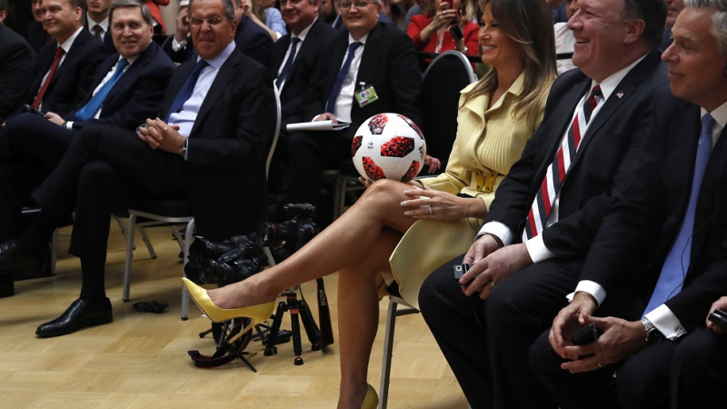 Футболната топка на Путин, която Мелания улови ще… (СНИМКИ)
