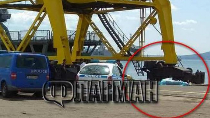 Ужас: Труп на мъж изплува до Морската гара в Бургас (СНИМКИ 18+)