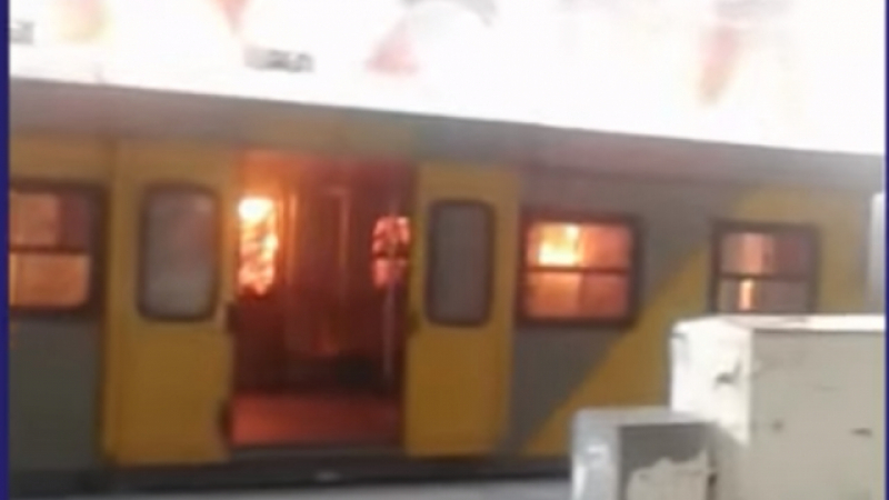 Огнен ад в Кейптаун! Влак с пътници се запали, засегнати са и други железници (ВИДЕО)