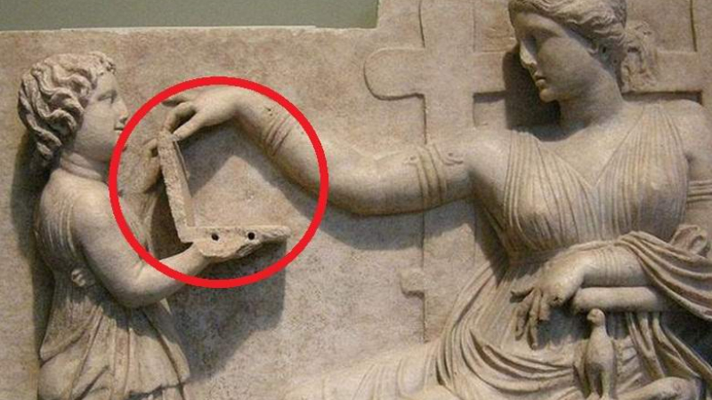 Откриха антична статуя на 2500 години, държаща лаптоп! (ВИДЕО)