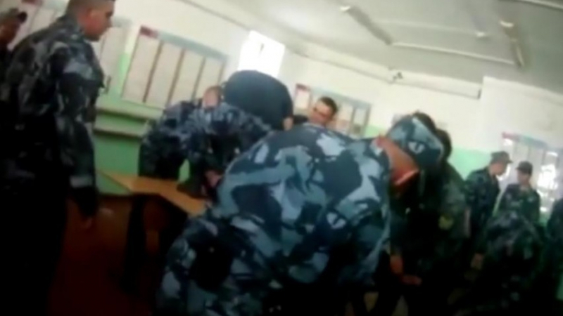 Невиждана бруталност в руски затвор: Когато пандизчията престава да крещи, го освестяват с вода и после боят продължава (ВИДЕО 18+)
