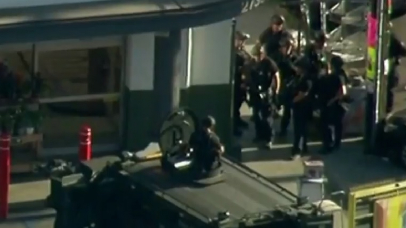 Въоръжен мъж се е барикадирал в американски супермаркет в Лос Анджелис, една жена е загинала (ВИДЕО)
