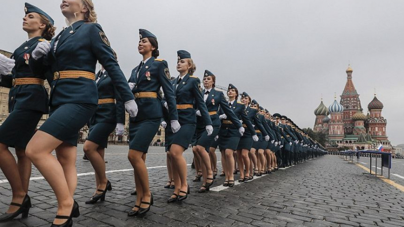 Москва ще чака от тези дългокраки девойки в униформи спасение, когато стане напечено (СНИМКИ/ВИДЕО)
