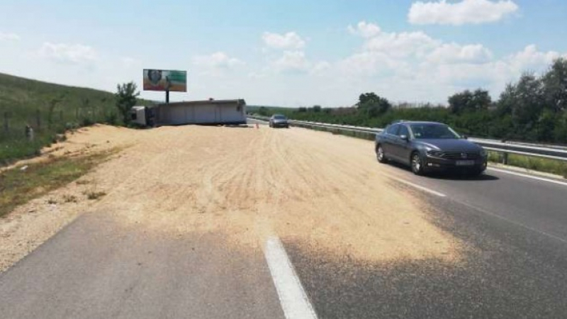 Опасен инцидент: Камион със зърно се обърна на АМ Хемус, ето какво се случва 