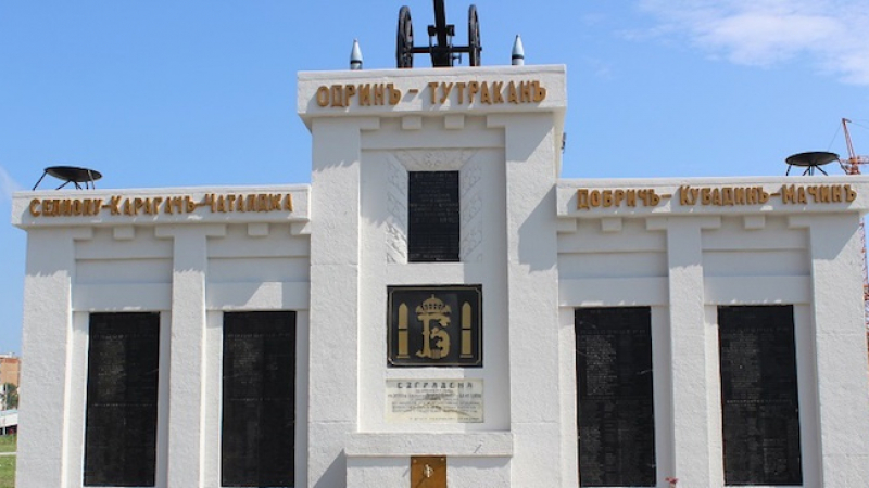 Бойко Борисов поднесе венци пред войнишкия паметник на Пети полк в Шумен