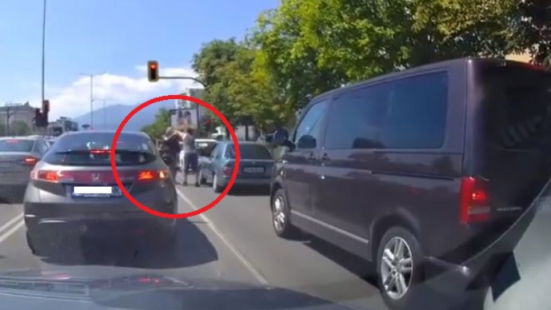 Само в БЛИЦ! Брутално ВИДЕО – шофьори се млатят насред голямо задръстване в София (СНИМКИ)