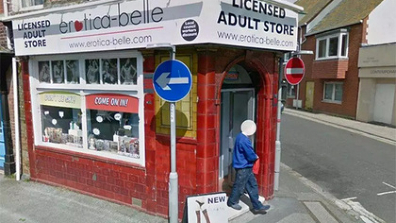Посетител на секс магазин с плик, пълен с покупки, се появи в Google Street View (СНИМКА)