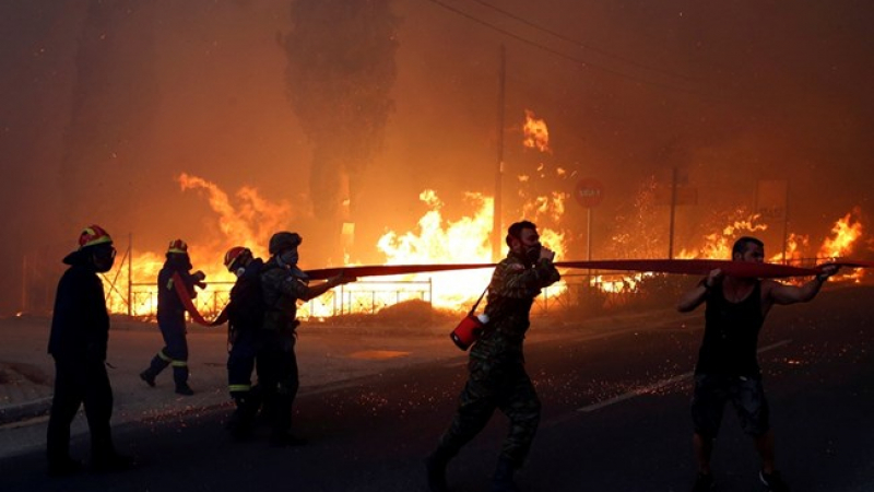 Над 20 загинали и повече от 100 ранени в огнената стихия край Атина, която продължава да бушува (СНИМКИ/ВИДЕО)