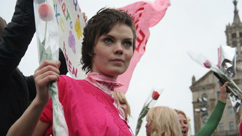 Основателка на гологърдите протестърки Femen се самоуби 