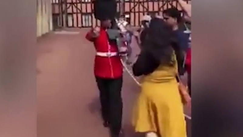 Член на британската гвардия направи нещо немислимо с туристка (ВИДЕО)