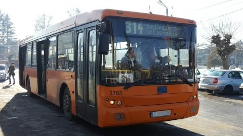 Само в БЛИЦ! Столичани се чудят и маят какво е това нещо в автобус 314 (СНИМКИ)