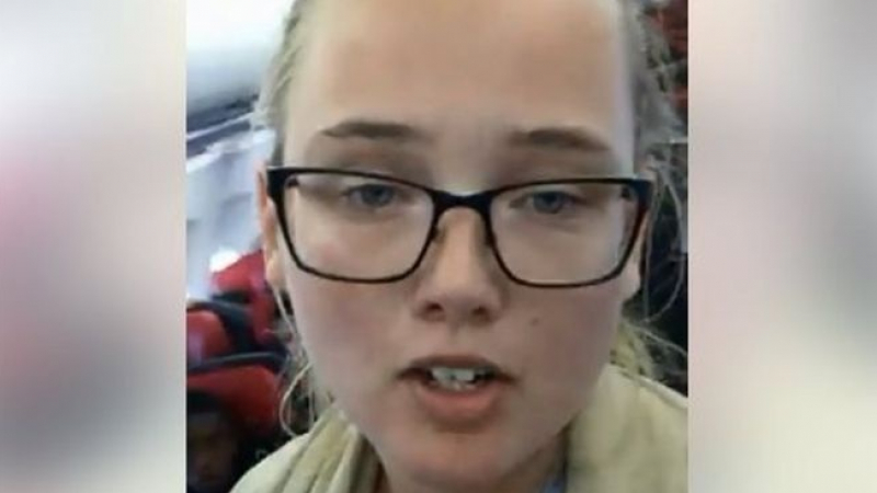 Няма да повярвате какво направи красива шведска студентка за афганистанец изправена на крака в самолет (ВИДЕО)