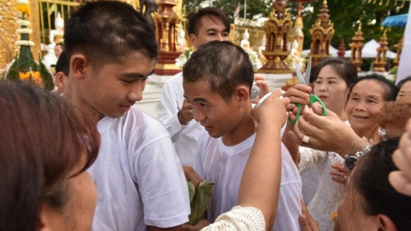 Остригаха косите и обръснаха веждите на спасените от пещерата тайландски футболисти (СНИМКИ/ВИДЕО)