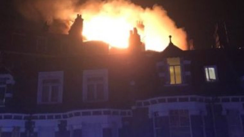 Огнен ад и в Лондон! Евакуираха блок заради голям пожар (СНИМКИ/ВИДЕО)