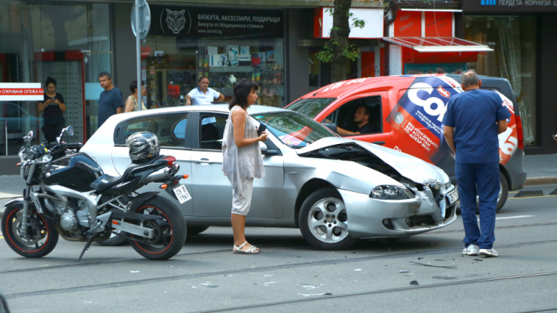 Първо в БЛИЦ: Засукана шофьорка помете моторист на "Дондуков" (СНИМКИ)
