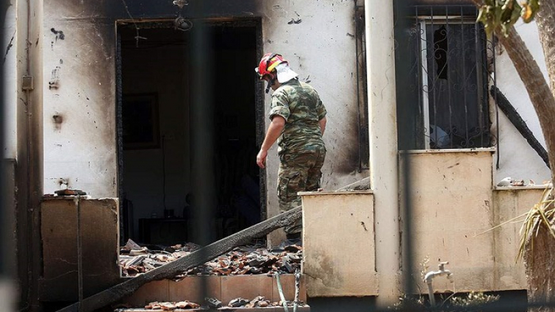 Жертвите на пожара в Гърция вече са 82, отчаяни хора се занизаха към моргите 