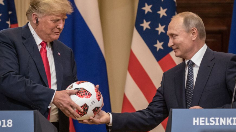 От „Адидас“ признаха: Да, има скрит чип в топката от Путин за Тръмп