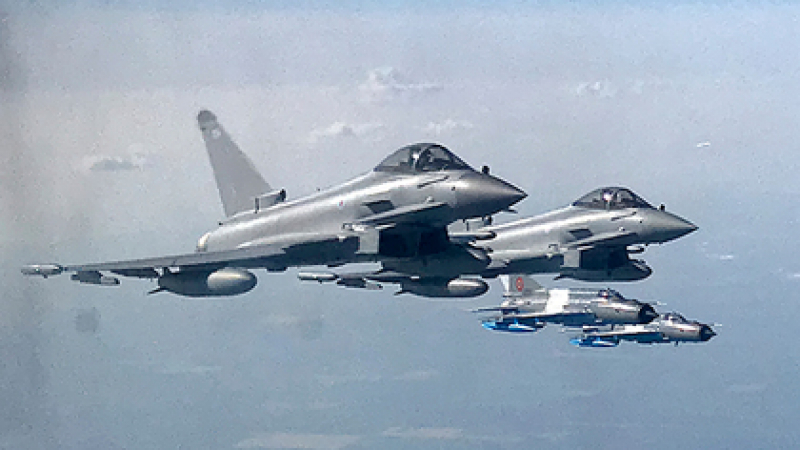 Екшън над Черно море: Британски изтребители излетяха от Румъния и преследват руски бомбардировач Су-24