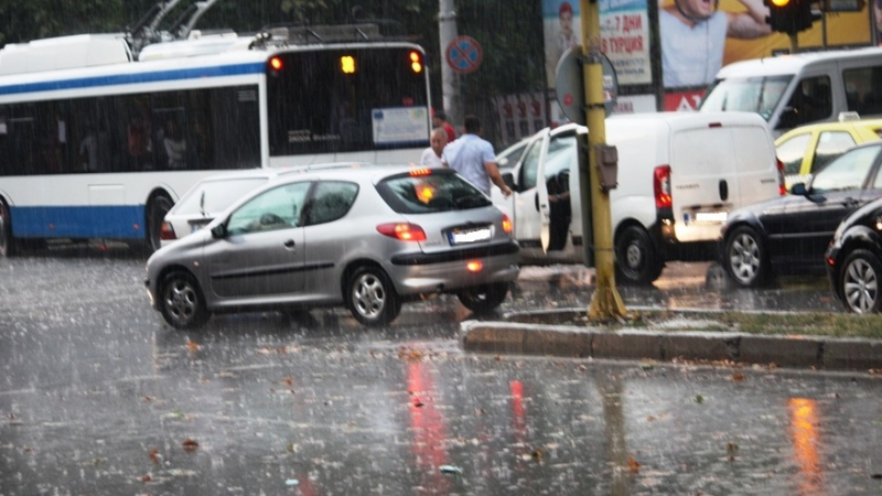 Бесен екшън между шофьори в поройния дъжд във Варна! (СНИМКА)