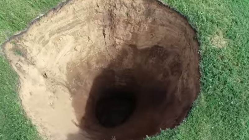 Огромна дупка се отвори насред поле в Русия (ВИДЕО)