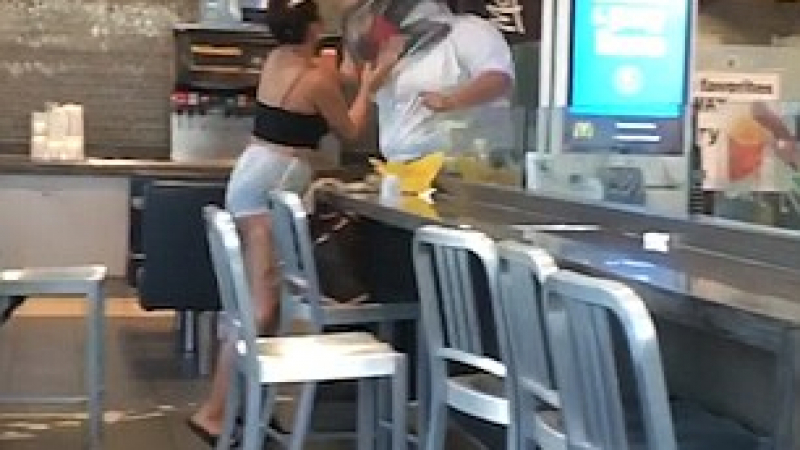 Служителка на Макдоналдс и клиентка си спретнаха брутален бой (ВИДЕО 18+)