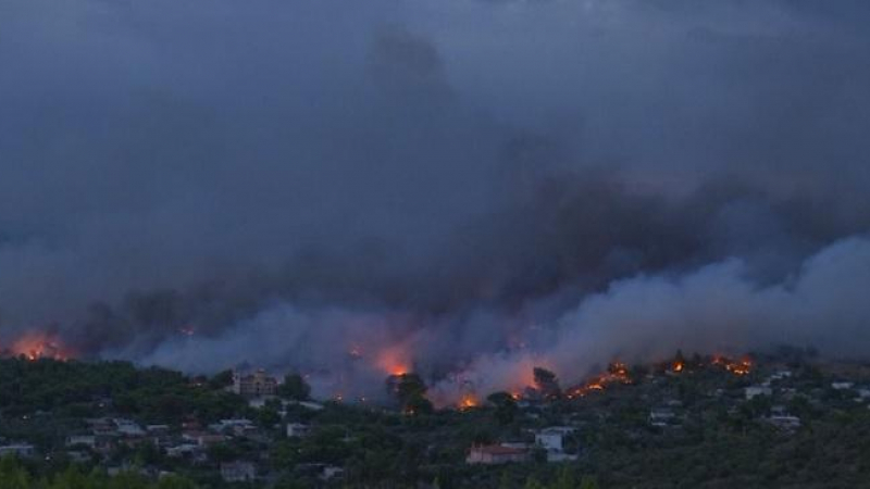 Гръцките власти имат сериозни индикации, че пожарът край Атина е бил умишлен