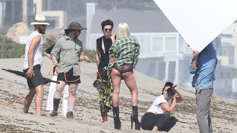 Това е тяло, бейби! Лейди Гага влезе в морето и роклята ѝ стана прозрачна (СНИМКИ 18+)