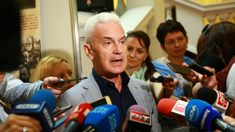 Сидеров поиска оставката на шефа на РЗИ-Бургас, бил роднина на Валери Симеонов