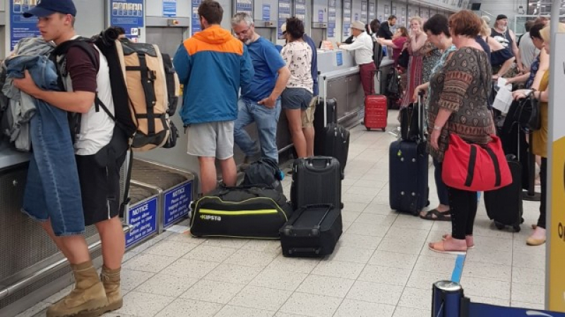 Десетки българи попаднаха в капана на нискотарифен превозвач на летище "Лутън" и преживяха най-страшния си кошмар