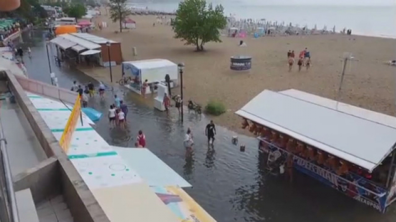 Пороен дъжд наводни улиците в „Слънчев бряг”, курортът потъна в мръсотия и кал