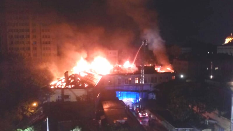 Само в БЛИЦ! Зрелищни СНИМКИ и ВИДЕО на пожара в "Царските конюшни" в София! Ето какво остана от сградата