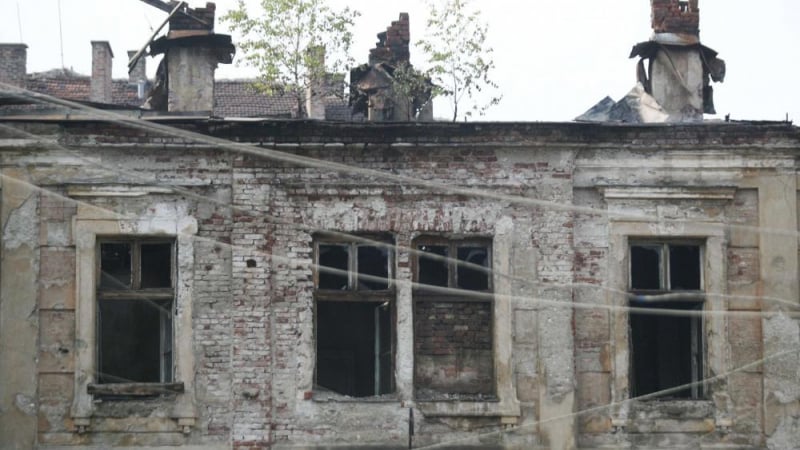 Печални СНИМКИ от руините, които останаха след пожара в "Царските конюшни" (ВИДЕО)