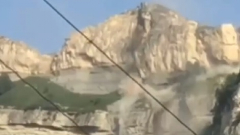 Страховито ВИДЕО! Огромна скална маса се срути в Дагестан 