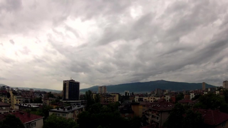 Небето над София отново почерня: Пороен дъжд се излива над столицата