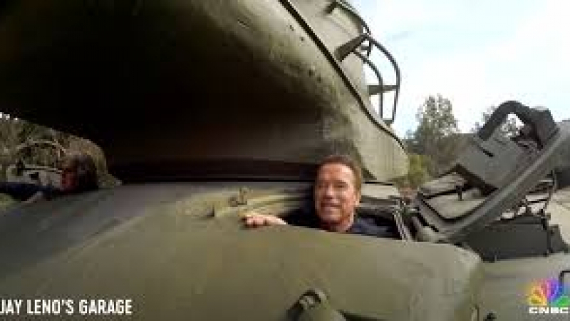 Ще газим всичко наред: Арнолд Шварценегер и Джей Лено сплескаха лимузина с танк (УНИКАЛНО ВИДЕО)