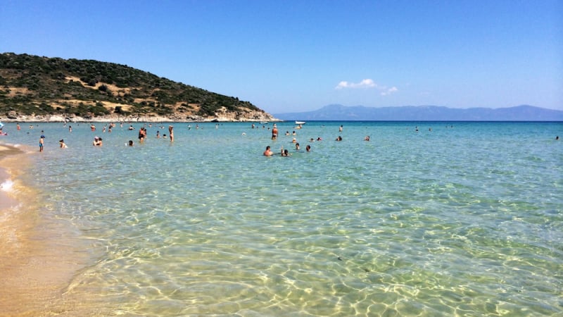Възрастна нашенка влезе във водата на гръцкия курорт Неа Перамос и стана най-голямата беля