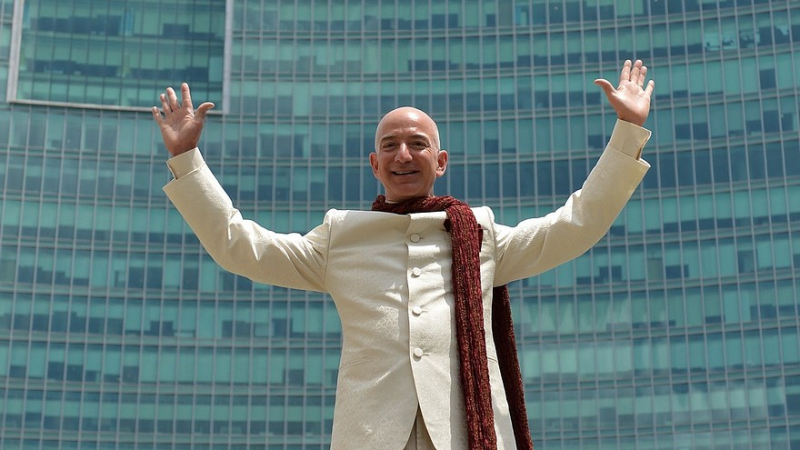 Историята на Джеф Безос и как превърна Amazon в глобален лидер