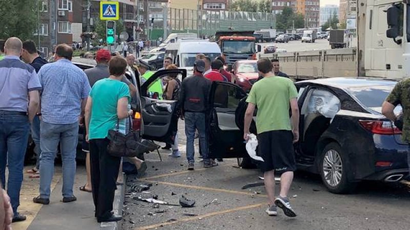 Шофьор на БМВ събаря хора като кегли на тротоар в Москва (СНИМКИ/ВИДЕО 18+)