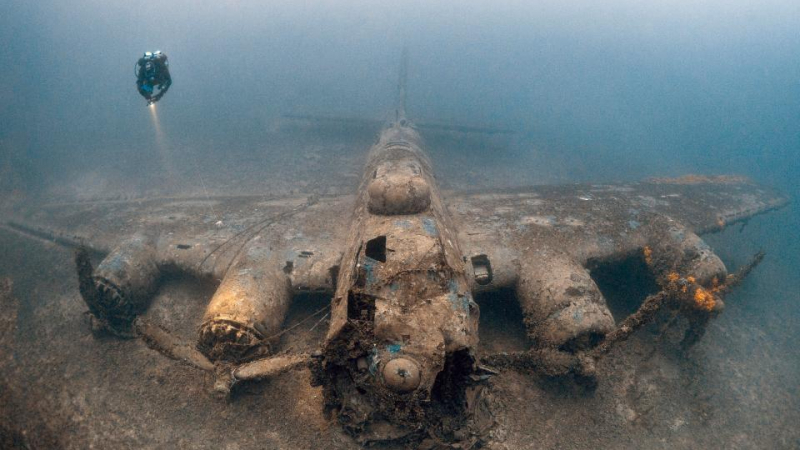 С невероятните си подводни СНИМКИ британски фотограф разкри мистерията с изчезнал през Втората световна война бомбардировач