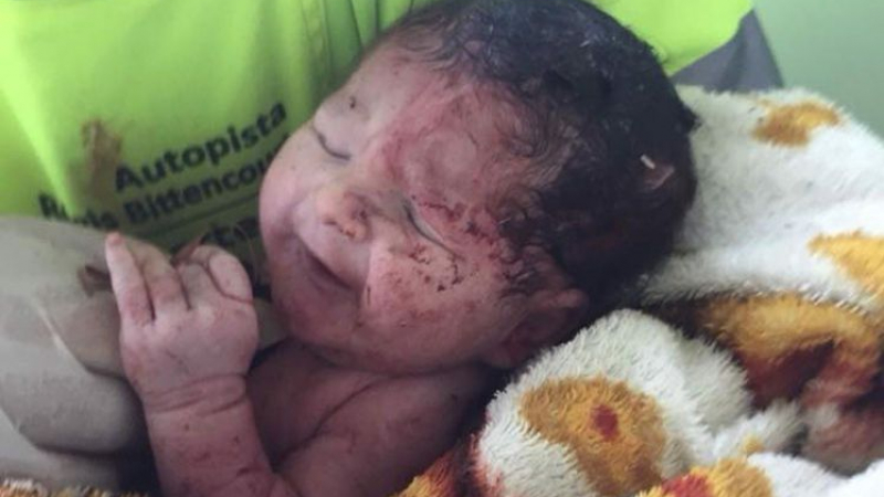 Целунато от Господ! Бебе оцеля, след като катастрофа го изтръгна от утробата и уби майка му (СНИМКИ 18+)