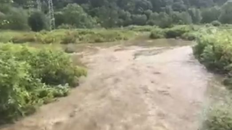 Кошмарите в Тетевенско нямат край! Придошлите води на река Вит повлякоха рибар и стана голяма трагедия