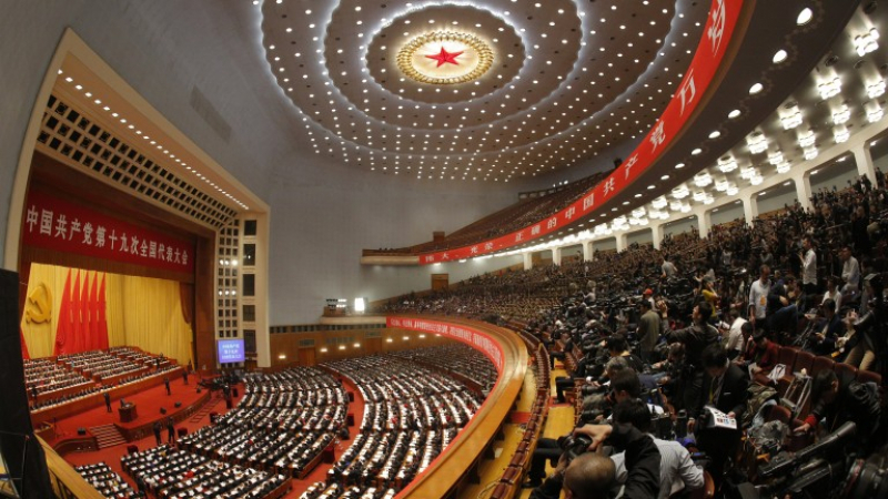 Няма лабаво: Близо 37 000 чиновници под секирата заради корупция в Китай