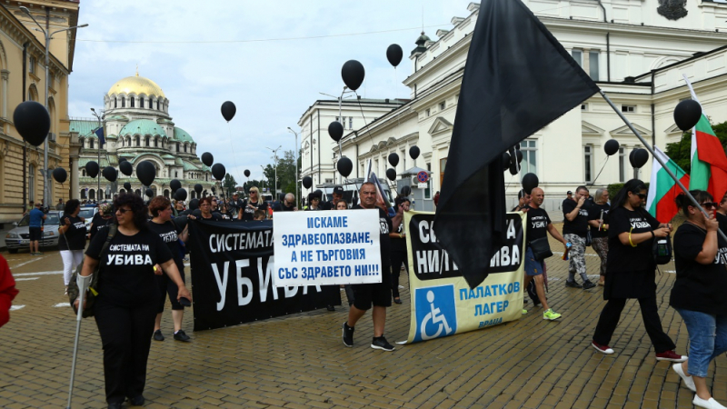Майките на деца с увреждания излизат на протест, искат оставката на Валери Симеонов